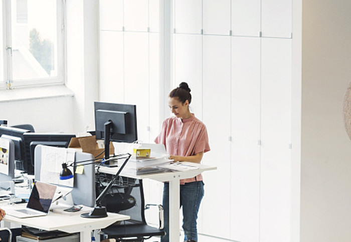 The popular standing office in Facebook actual measurement: it does protect the waist, but it hurts the legs