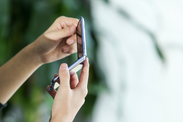 Understand the familiar one-handed flip of Samsung Galaxy Z Flip: in one article and come back.