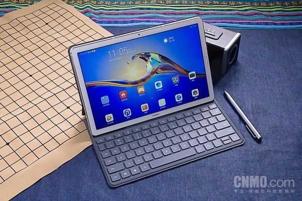 Use Huawei tablet M6 to play games + watch movies to experience a different sense of pleasure
