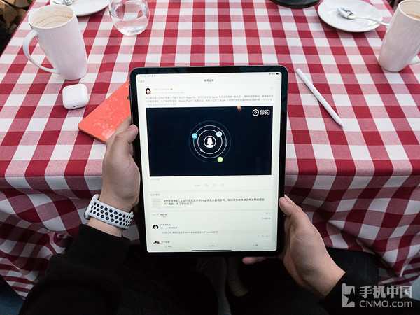 OnePlus 7T Warp charge 30T enables playing while fast charging